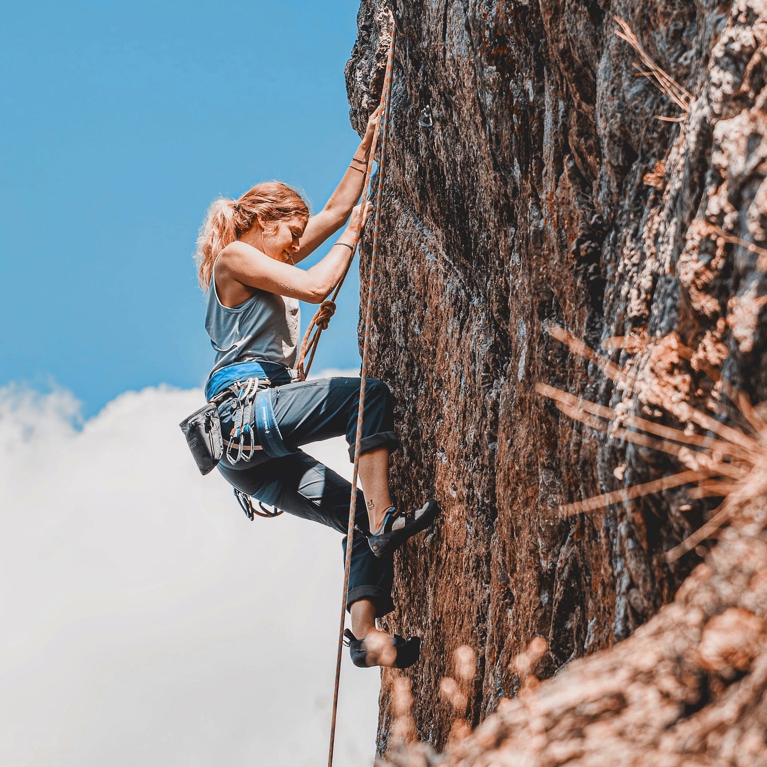 Femme escaladant en falaise